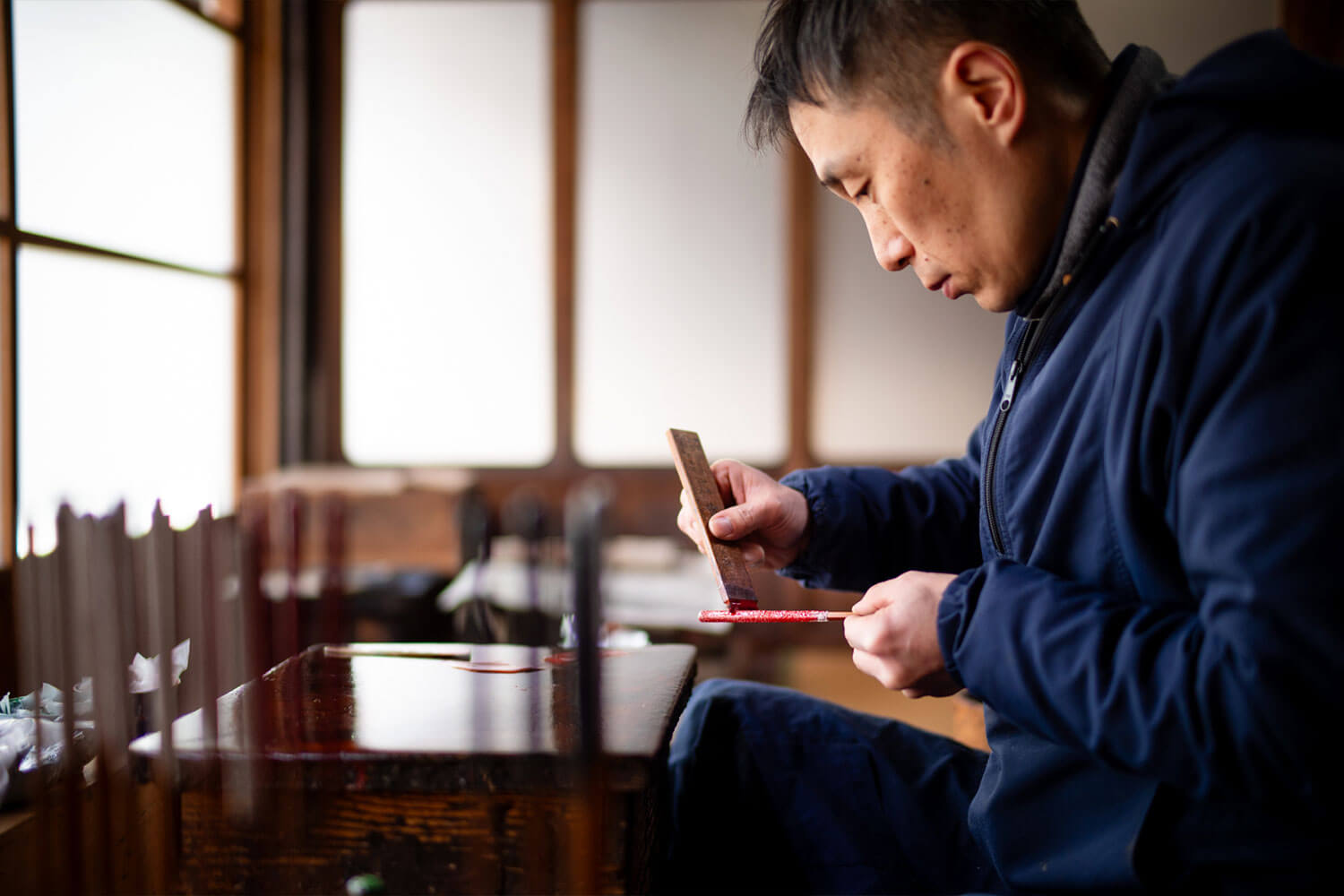 古川若狭塗店4代目の古川勝彦さん。現在では数名となってしまった希少な『若狭塗』の伝統工芸士。