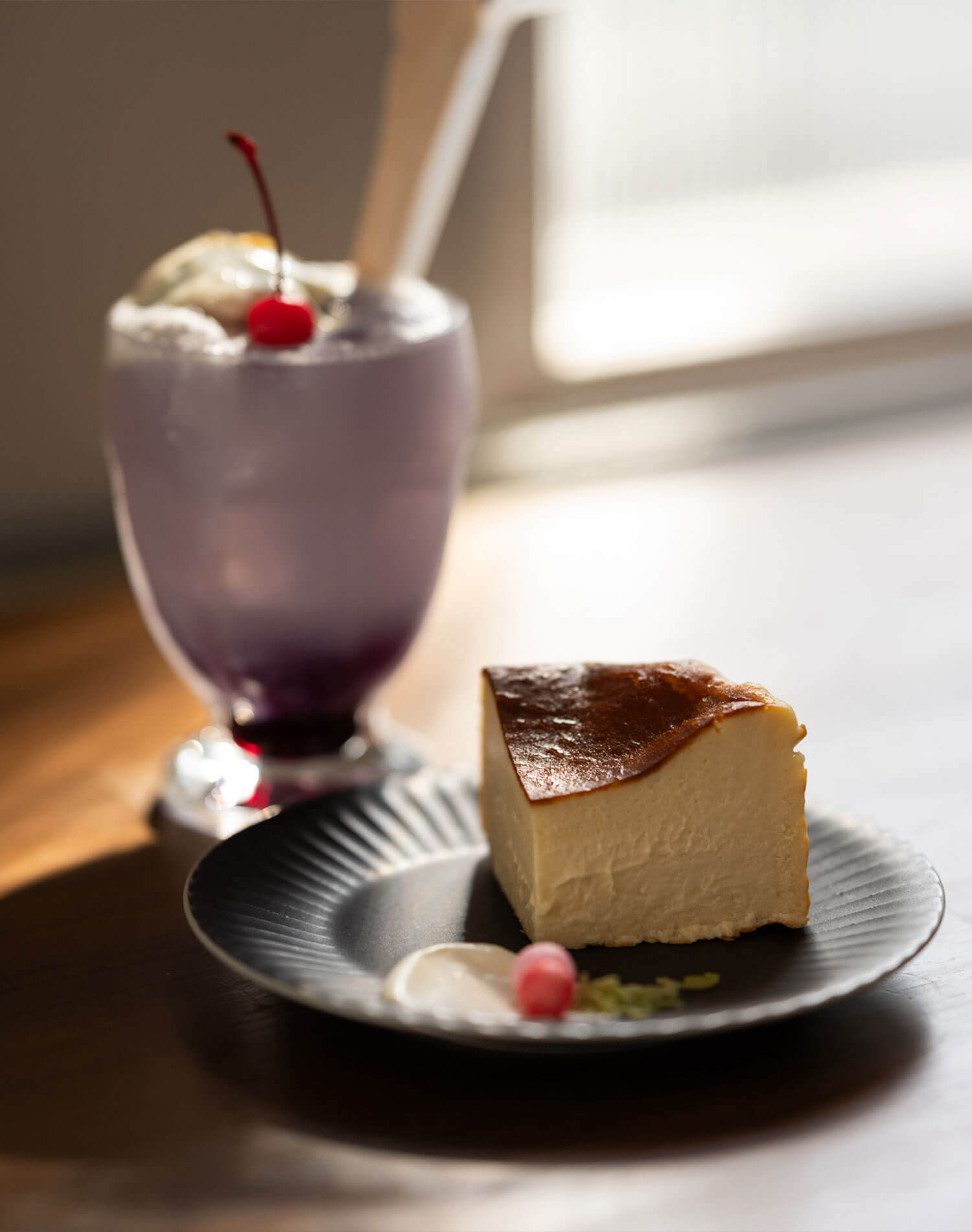 淡路島バスクチーズケーキとすみれ色のクリームソーダ
