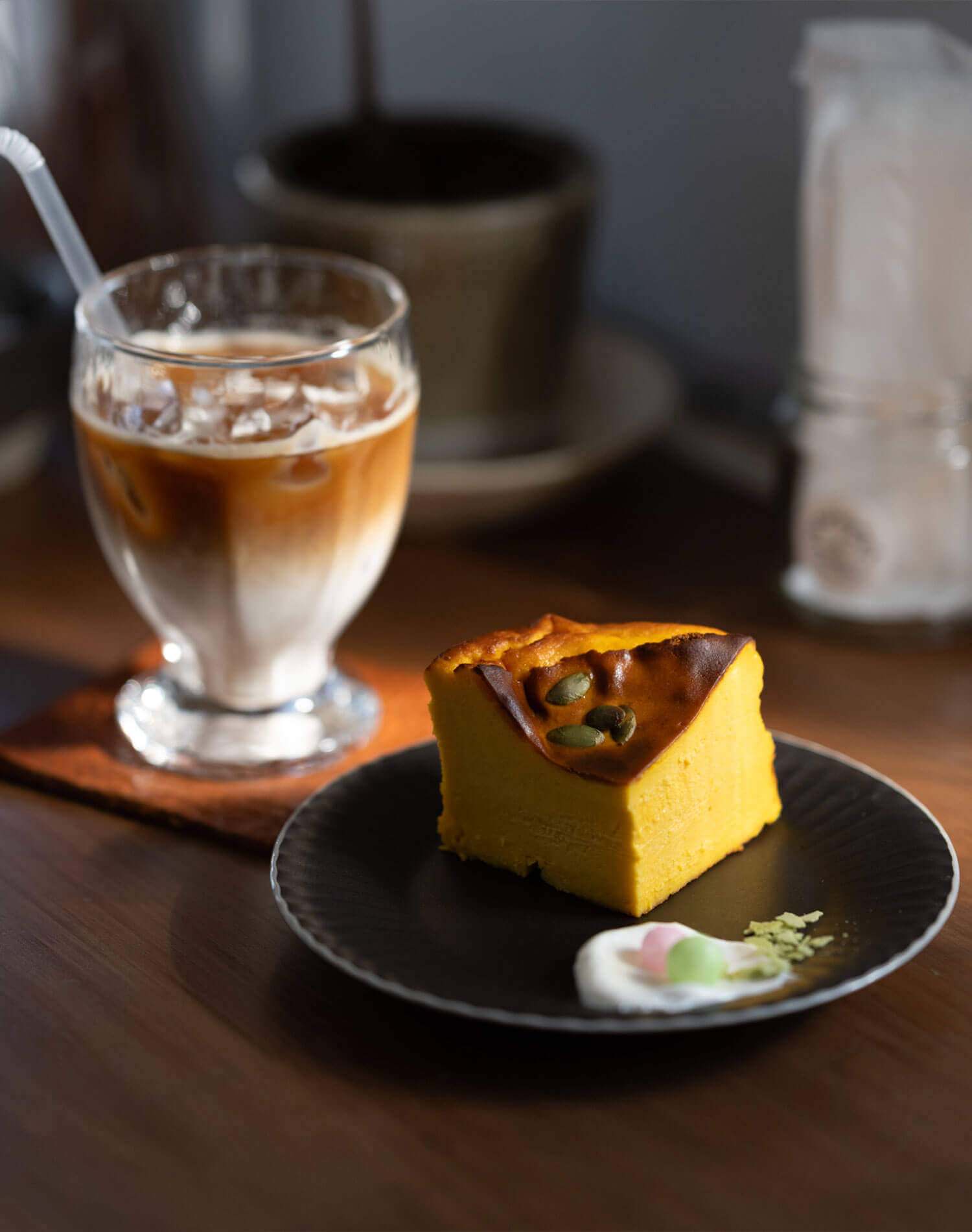 濃いかぼちゃのバスクチーズケーキとカフェラテ