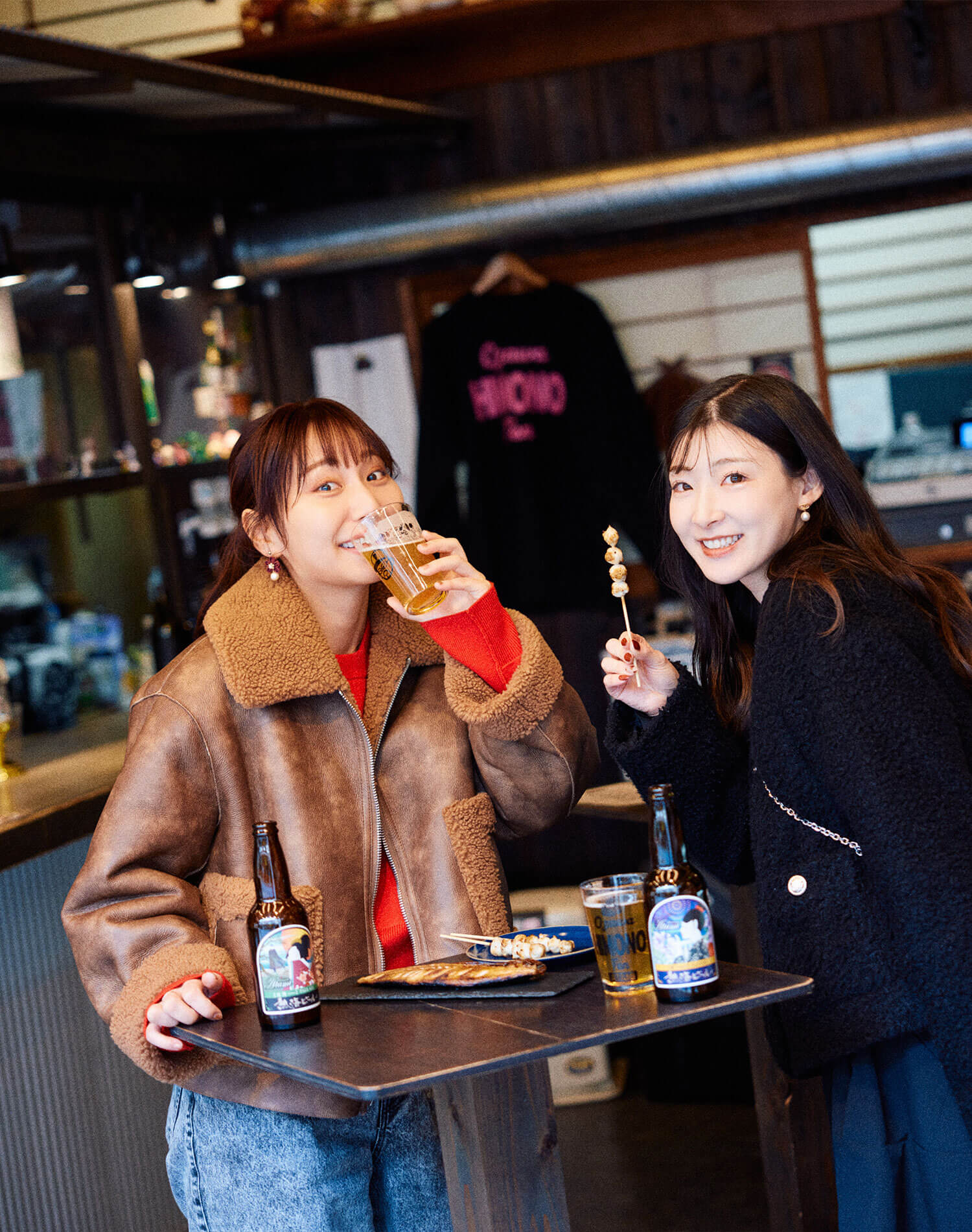 干物をあてにビールを飲むあやんぬと白石さん