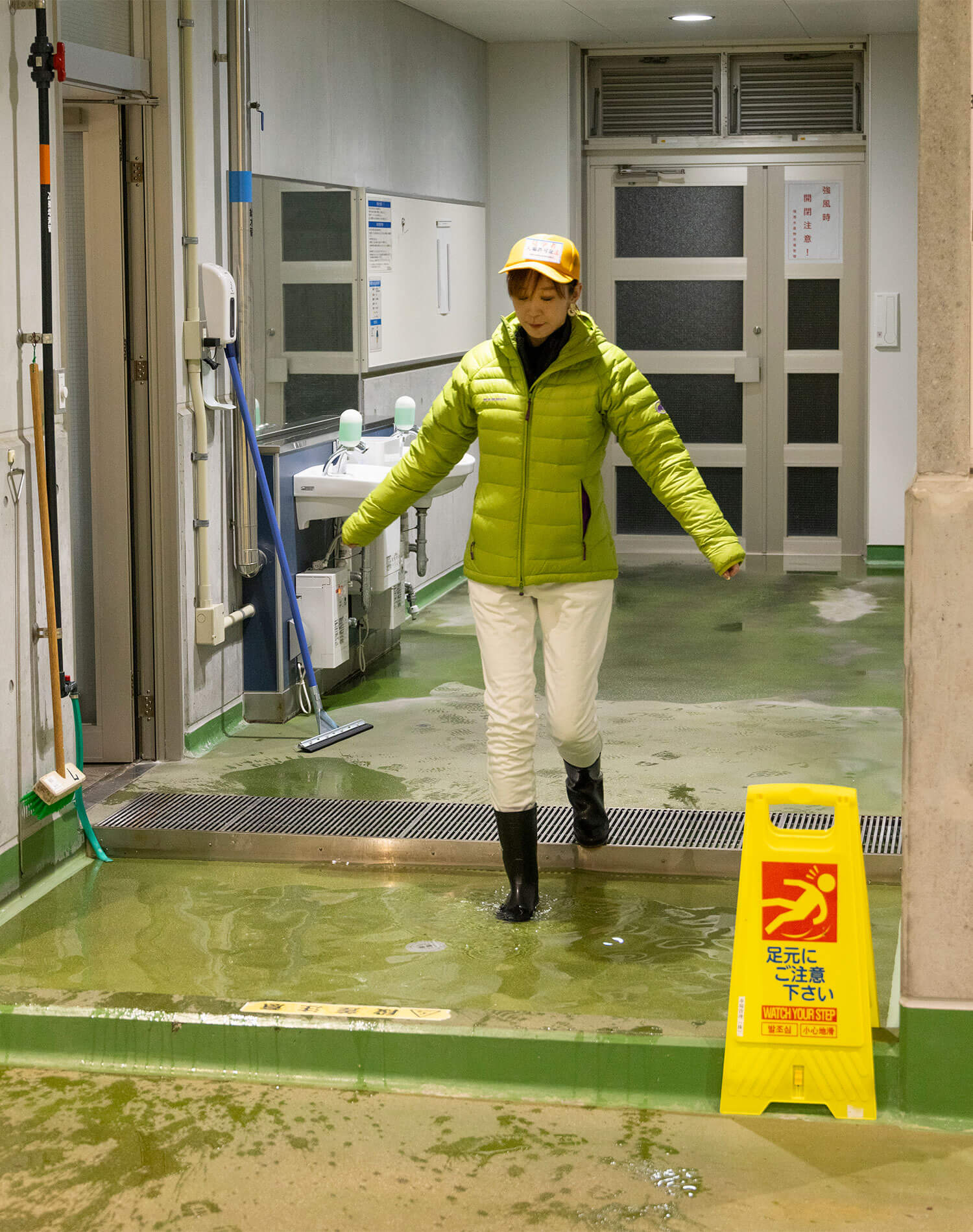 入場前の足元消毒