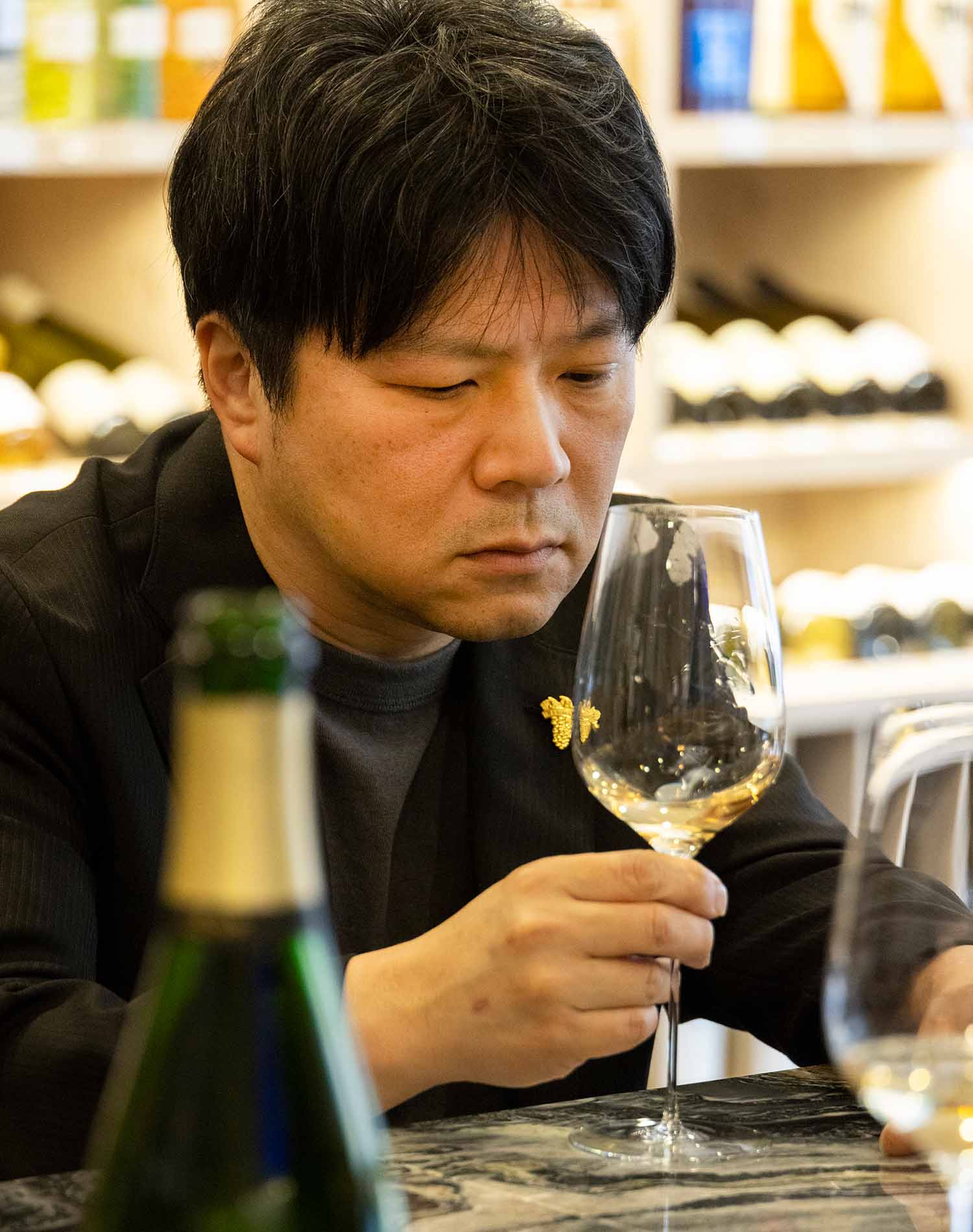 テイスティング中の紙谷シェフ