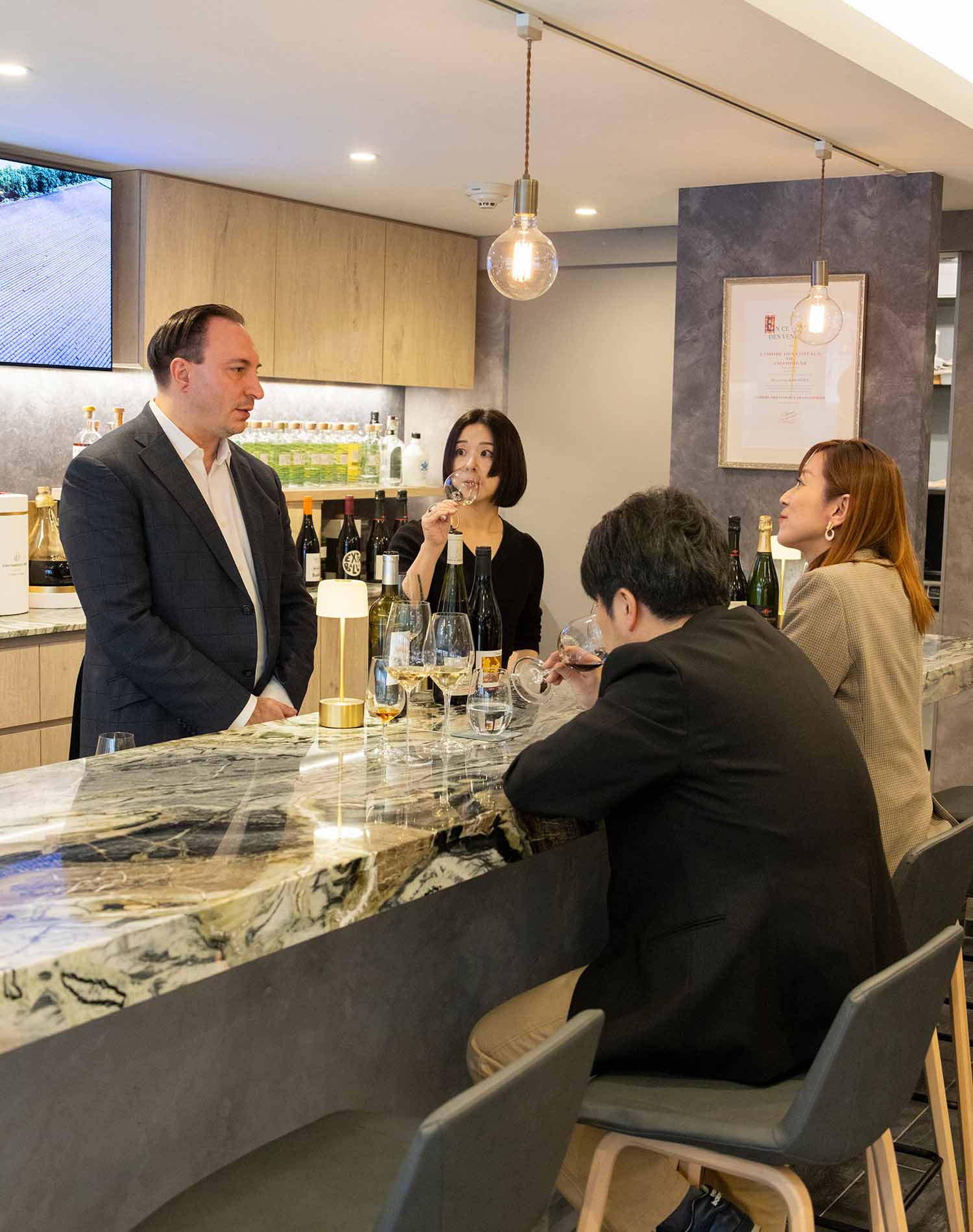 バロネさんとともに、同社を切り盛りする岡さん