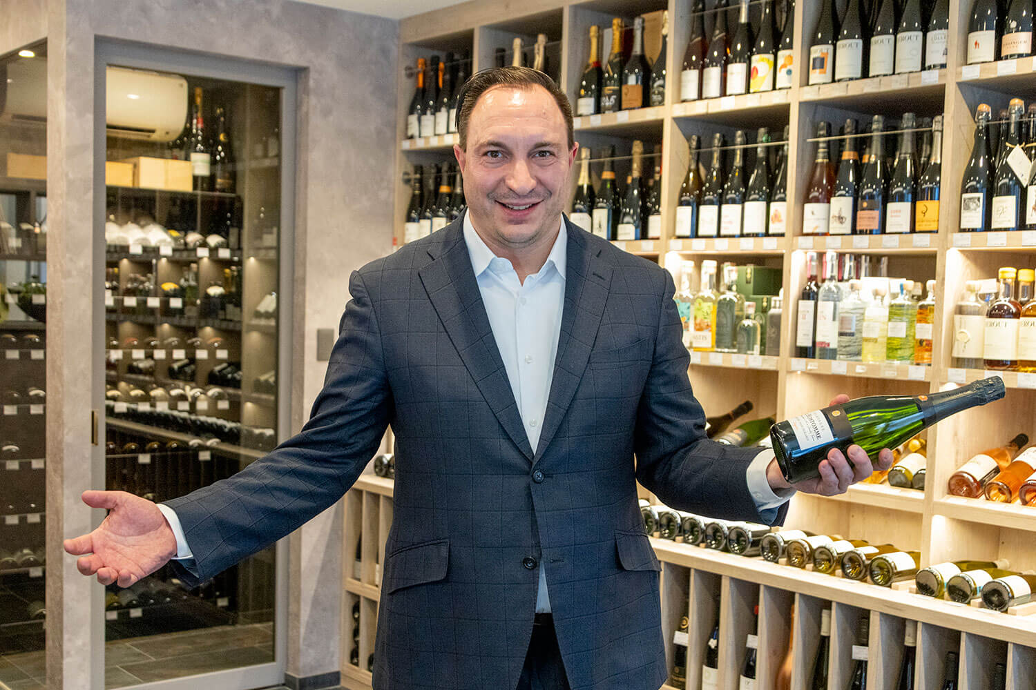 代表のバロネ・マックシミリアンさんとスブリム ワインショップの内観