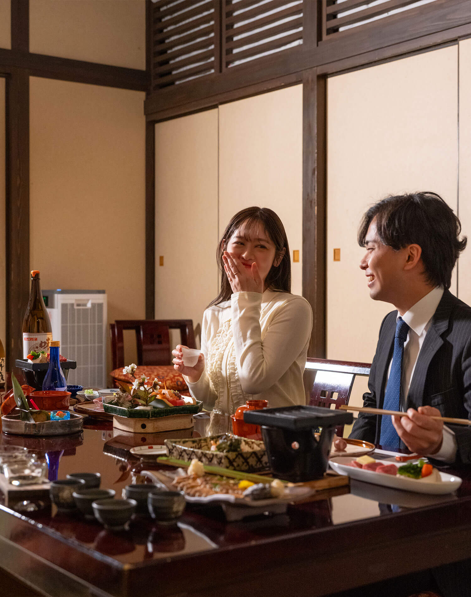 夕食時団欒する池田さん