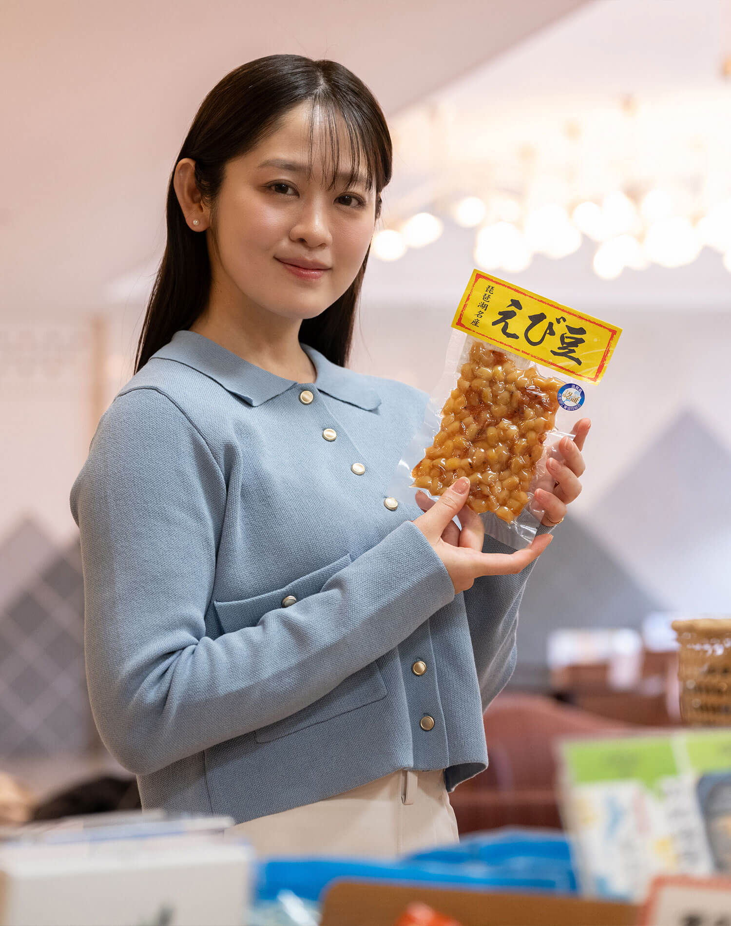 お土産を手に取る池田さん