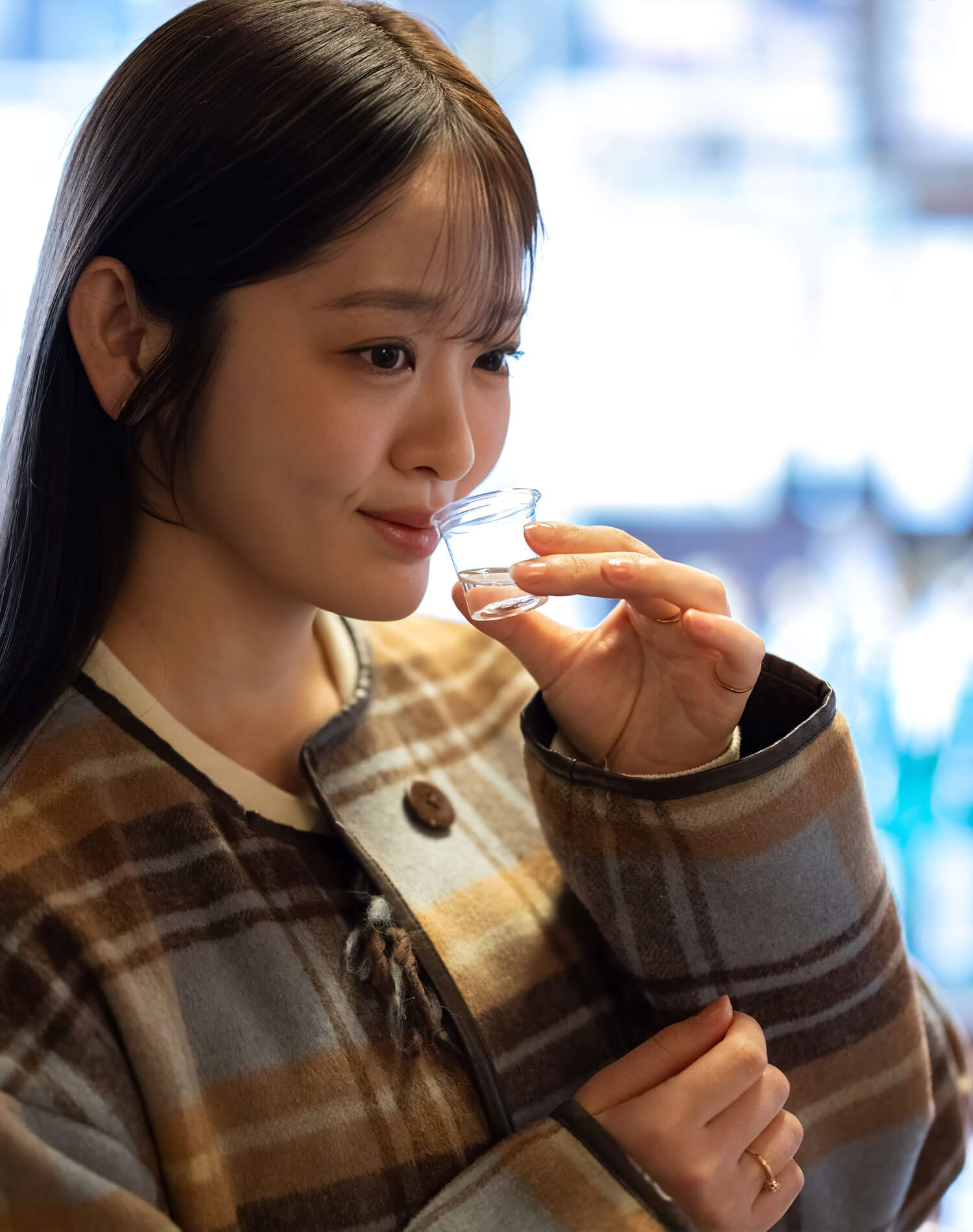 お酒を試飲する池田さん